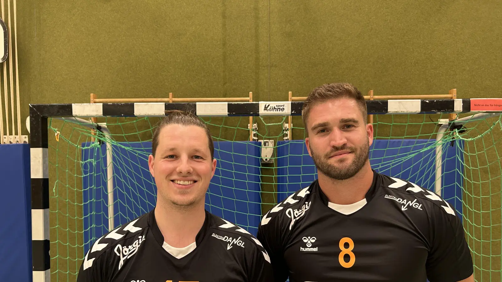 Zwei Rückkehrer für die HG Amberg: Rechtsaußen Lucas Kührlings (links) und Rückraumspieler Jonas Rohrbach. (Bild: zyz)