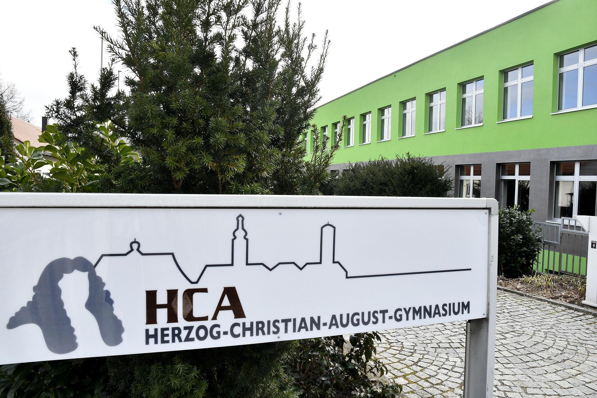 Der Altbau des HCA-Gymnaisums in Sulzbach-Rosenberg macht Probleme. Mitarbeiter des Amberg-Sulzbacher Hochbauamts gehen davon aus, dass es sich um eine „unkontrollierte Setzung des ganzen Gebäudetraktes“ handelt. (Archivbild: Petra Hartl)