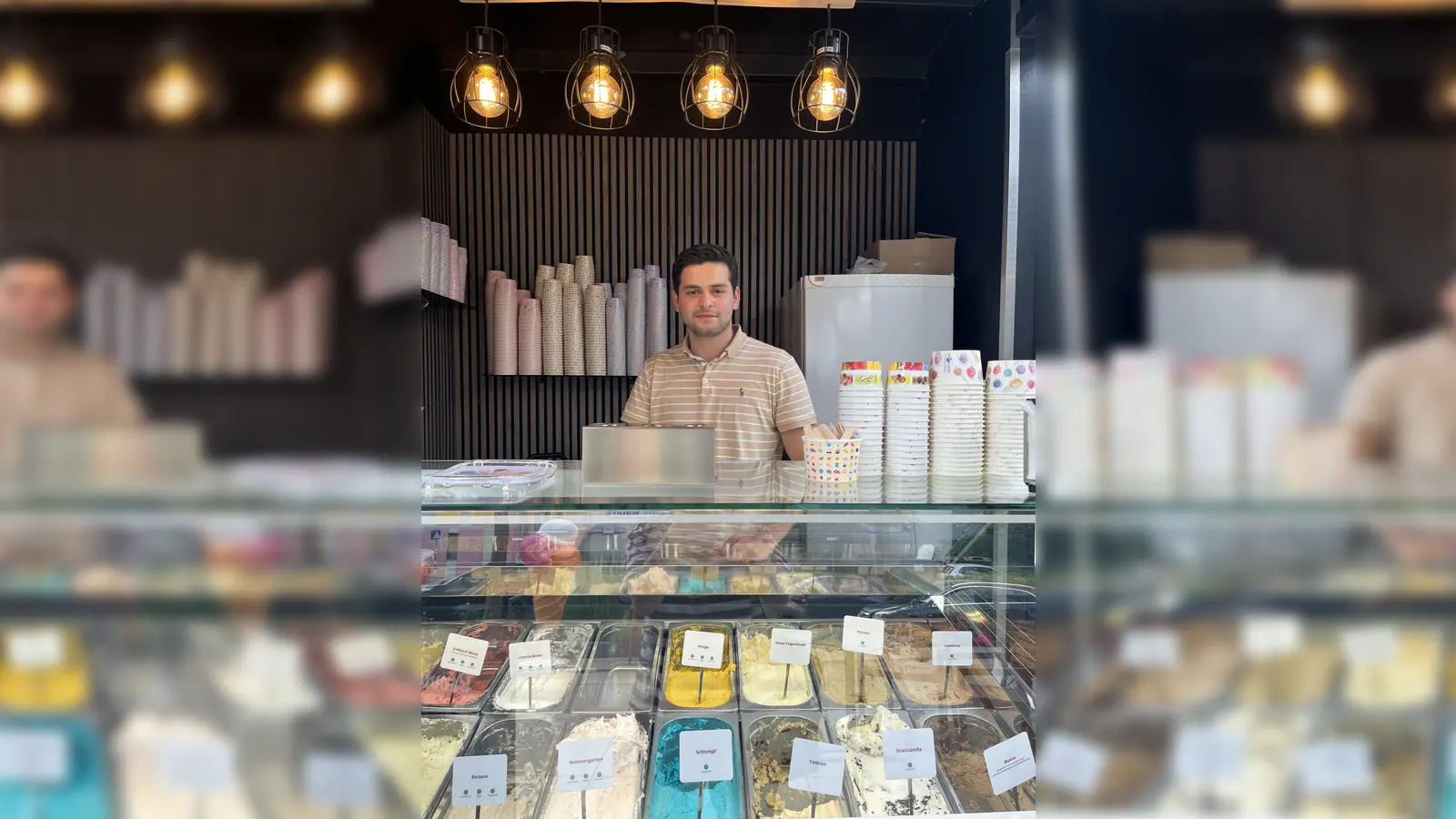 Mustafa Dilver kümmert sich im Amberger Beanery unter anderem ums Eis.  (Bild: ama)