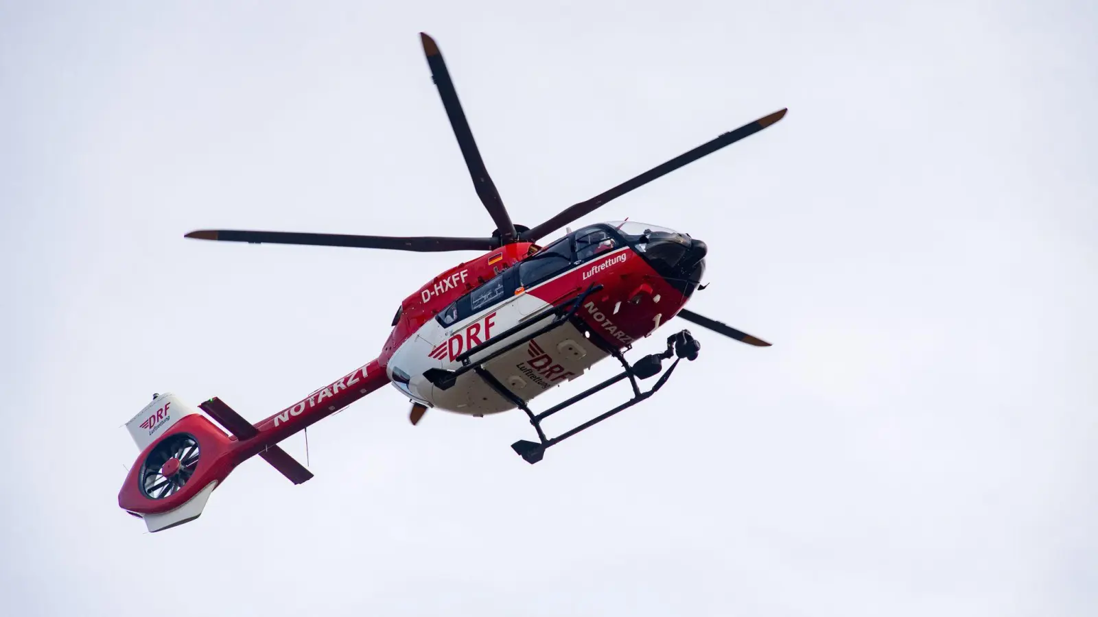 Nach Sturz vom E-Scooter wird Mann mit Rettungshubschrauber in Klinik geflogen.  (Symbolbild: Stefan Sauer/dpa)