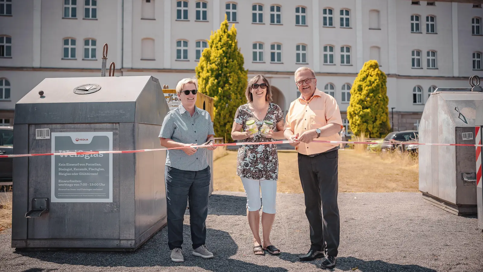In Amberg gibt es einen neuen Containerstandort in der Georg-Grammer-Straße (von links): Umwelt-Amtsleiterin Elisabeth Keck, Abfallberaterin Susanne Uschold und Bürgermeister Martin Preuß eröffneten ihn. (Bild: Michael Golinski, Stadt Amberg/exb)