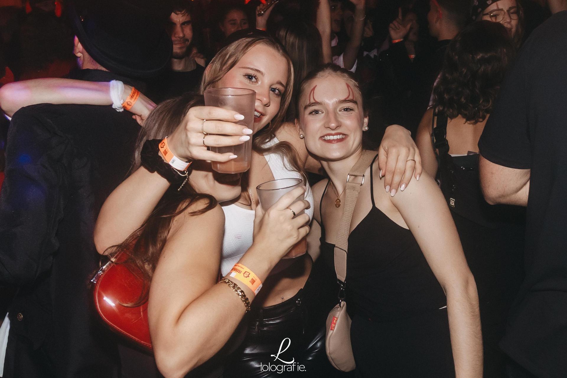 „Creepy Carneval” - das war das Motto der Halloween-Nacht im Casino. Und creepy waren auch viele der Partygäste mit ihren Verkleidungen. (Bild: Leonie Hartung)