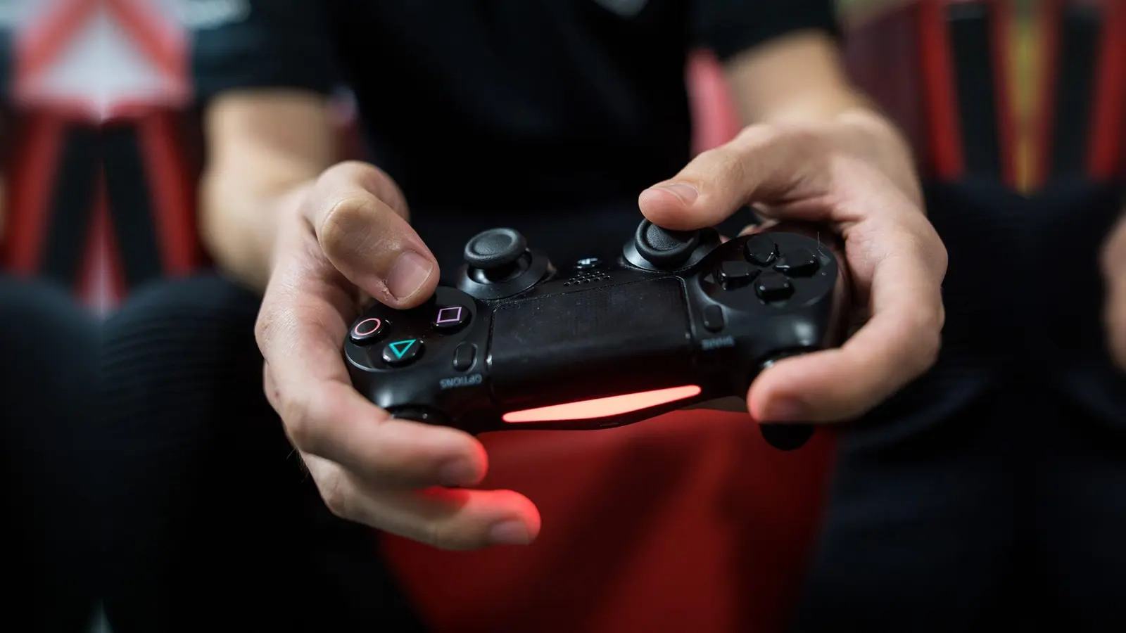 Ein Gamer spielt mit einer Playstation 4. (Symbolbild: Sebastian Gollnow/dpa)