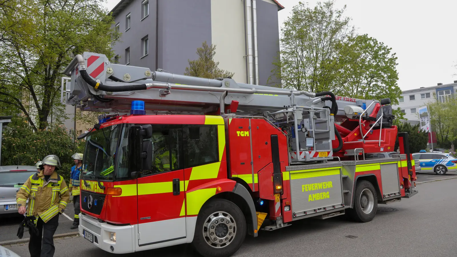 In der Hans-Thoma-Straße in Amberg hat es am Dienstag auf einem Balkon gebrannt.  (Bild: Wolfgang Steinbacher)