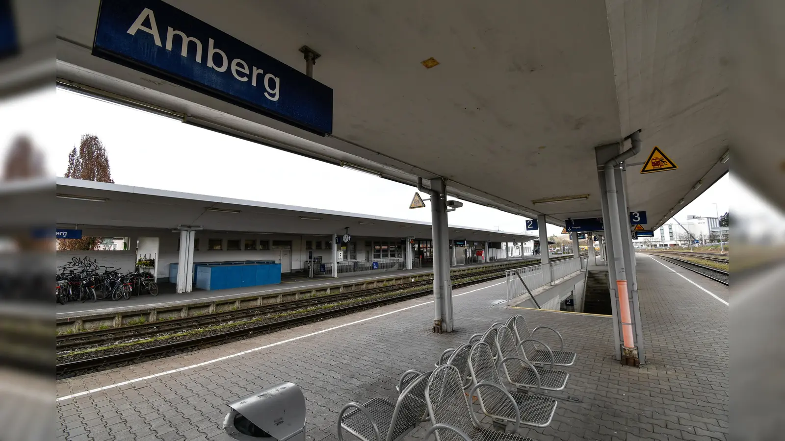 Passanten wurden am Bahnhof in Amberg auf das Mädchen aufmerksam. (Bild: Petra Hartl)