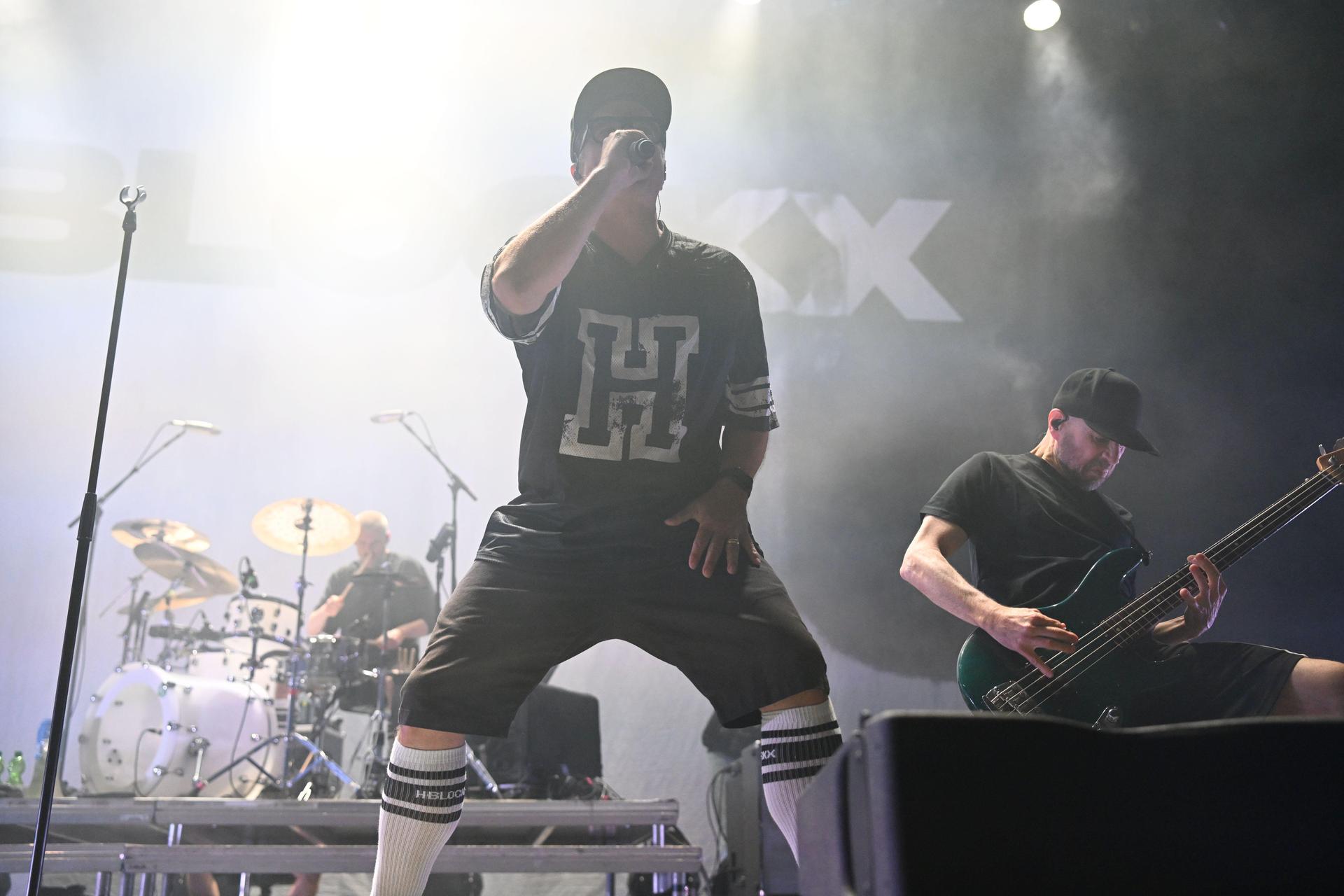 H-Blockx bringt die Orbit Stage zu später Stunde zum Toben. (Bild: Tobias Schwarzmeier)