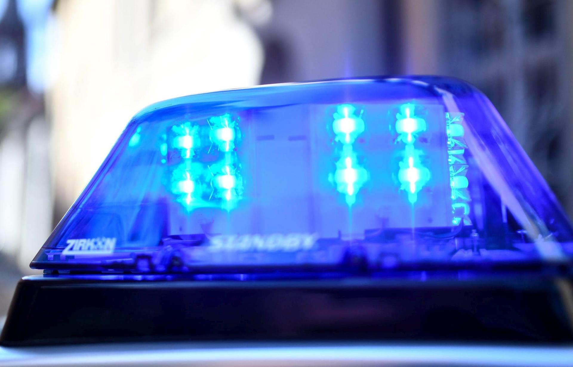 Ein mysteriöser Zettel hat für einen Polizeieinsatz gesorgt, der schließlich mit einem „erzieherischen Gespräch” endete.  (Symbolbild: Patrick Seeger/dpa)