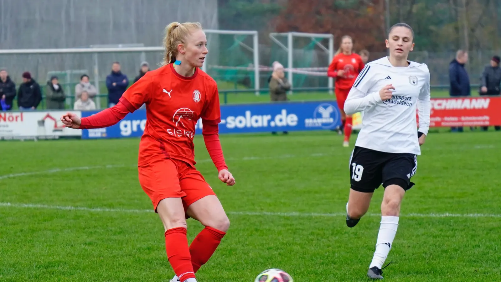 Anne Wagner (links) vom TSV Theuern hat alles im Blick: Gegen den FC Stern München holten die TSV-Fußballerinnen einen Punkt.  (Bild: ref)