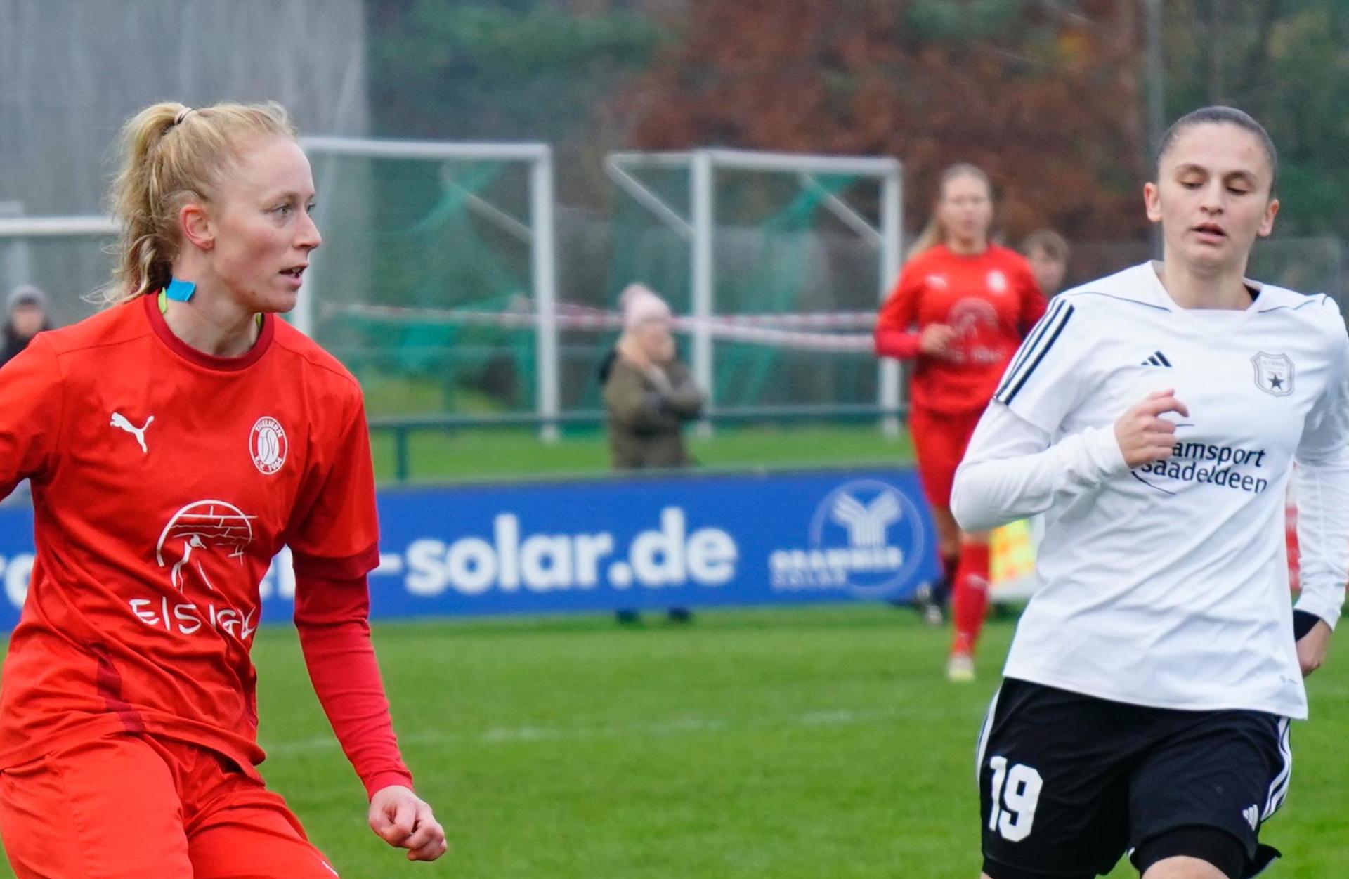 Anne Wagner (links) vom TSV Theuern hat alles im Blick: Gegen den FC Stern München holten die TSV-Fußballerinnen einen Punkt.  (Bild: ref)