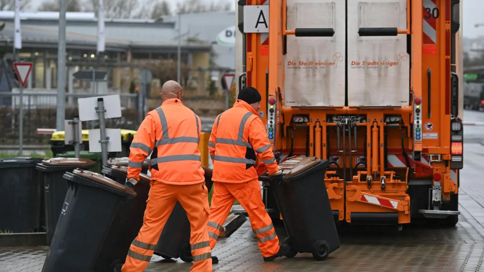 In Amberg findet die Müllabfuhr aufgrund der Glätte am Mittwoch nicht statt. (Symbolbild: Uwe Zucchi /dpa)