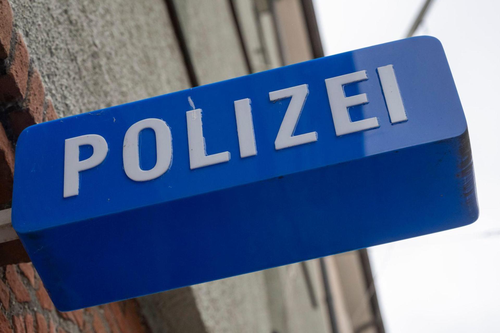 Ein 14-jähriger Junge wurde in Kümmersbruck alkoholisiert auf einem E-Scooter erwischt. Die Polizei leitete ein Verfahren ein. (Symbolbild: Peter Kneffel/dpa)