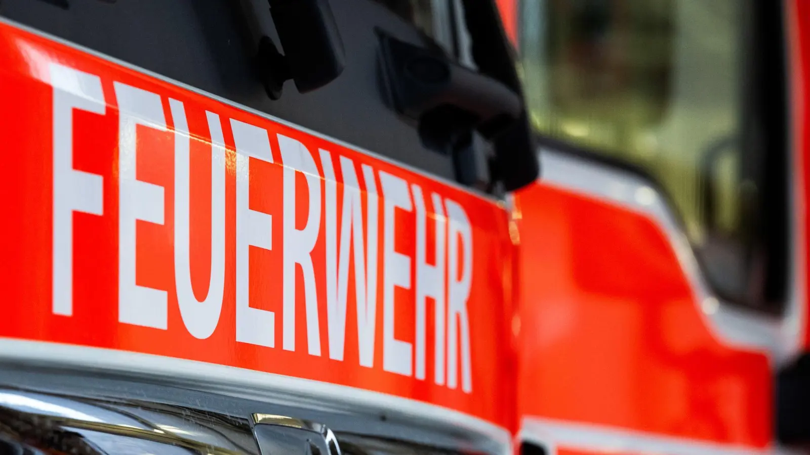 Ein Brand auf einem Frachtschiff auf der Donau bei Regensburg konnte schnell gelöscht werden. Eine Person wurde leicht verletzt.  (Symbolbild: Soeren Stache/dpa)