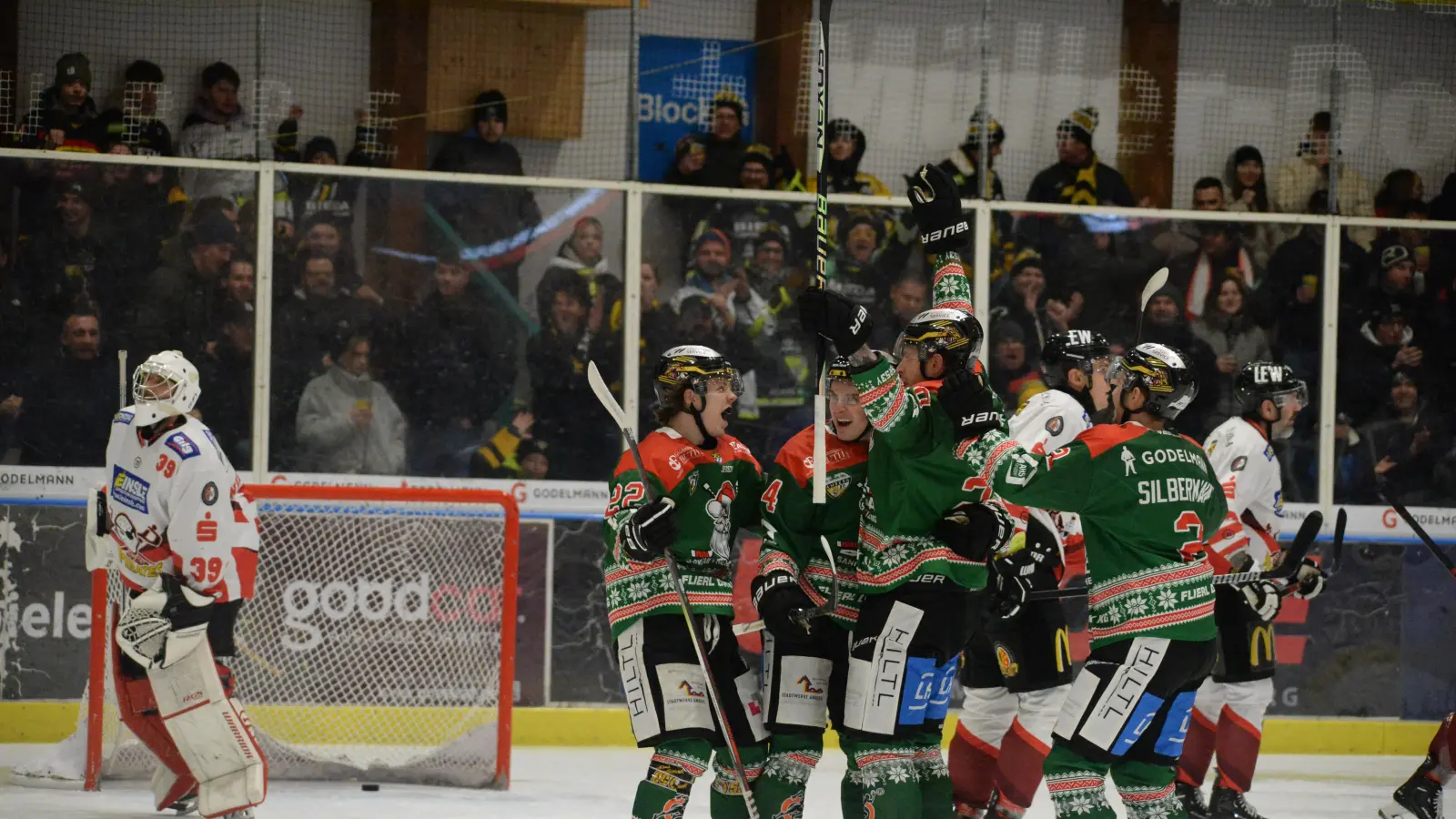 Der Abschluss des Jahres 2023 war für den ERSC Amberg mit vier Siegen in Folge sehr erfolgreich (Szene aus der Partie gegen Buchloe, 3:2). Ins neue Jahr starten die Wild Lions mit den Partien gegen Peißenberg und in Dingolfing. (Archivbild: brü)