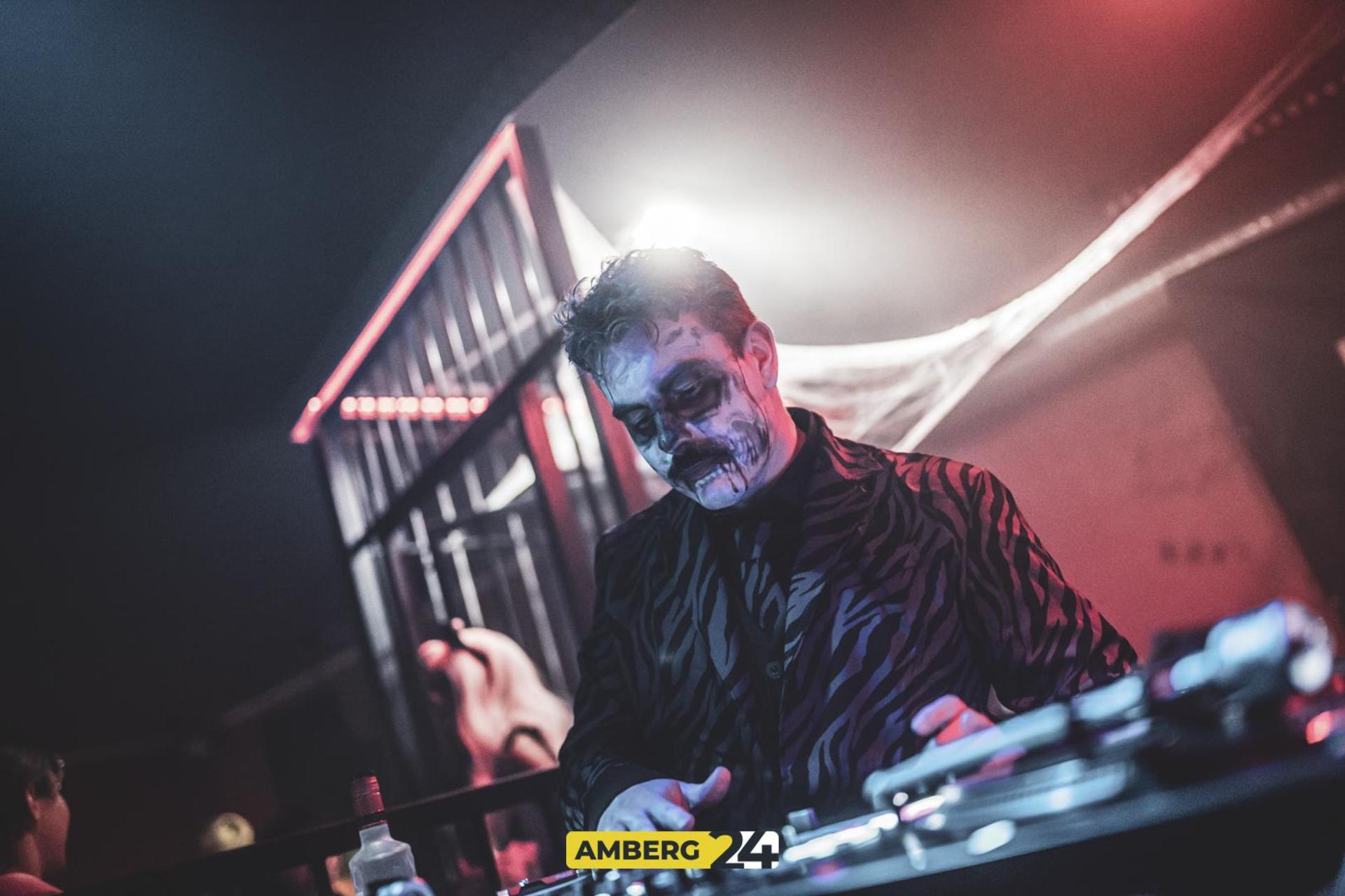 Saures auf die Ohren und eine spooky Atmo haben die Veranstalter der fetten Halloween-Party im Happy Rock versprochen. (Bild: Julia Bär)