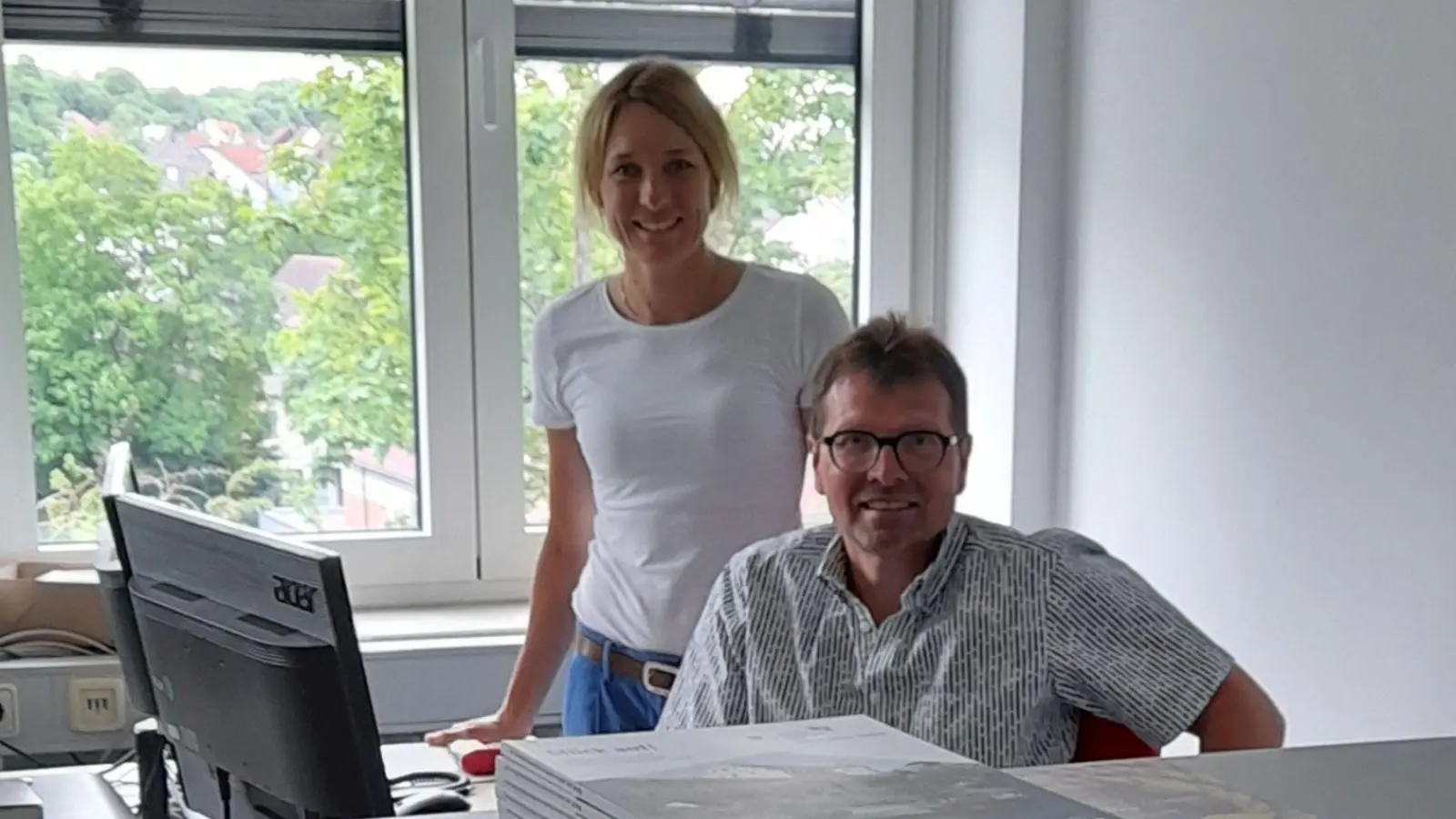 Bundesfreiwilligendienstleistender Roland Bleisteiner und VHS-Leiterin Claudia Mai bei der täglichen Arbeit im Anmeldebüro.<br><br> (Bild: Thomas Rode)