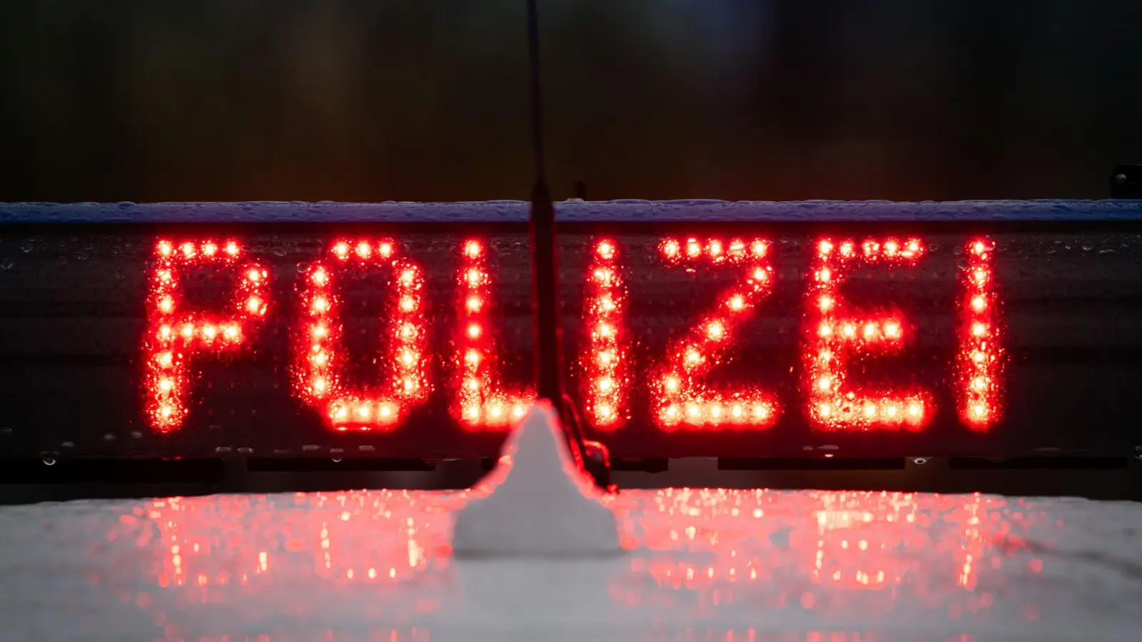 Über die Autobahn, eine Landstraße und schließlich zu Fuß durch ein Waldstück flüchtete ein Autofahrer vor der Polizei. (Symbolbild) (Bild: Soeren Stache/dpa)
