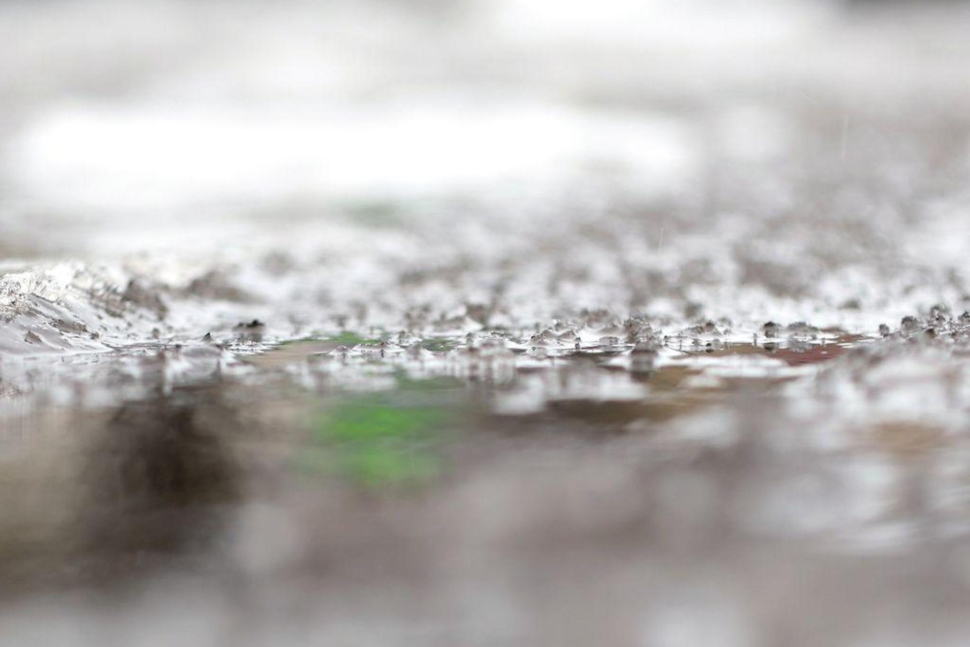 Glätte brachte am Montagmorgen eine Autofahrerin zwischen Hartenstein und Achtel in Verlegenheit. (Symbolbild: Karl-Josef Hildenbrand/dpa)