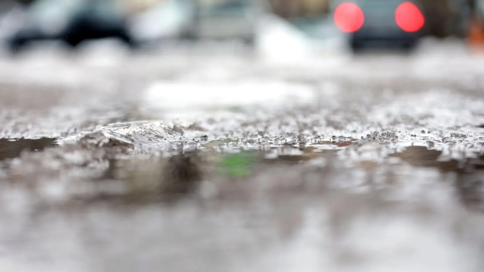 Glätte brachte am Montagmorgen eine Autofahrerin zwischen Hartenstein und Achtel in Verlegenheit. (Symbolbild: Karl-Josef Hildenbrand/dpa)