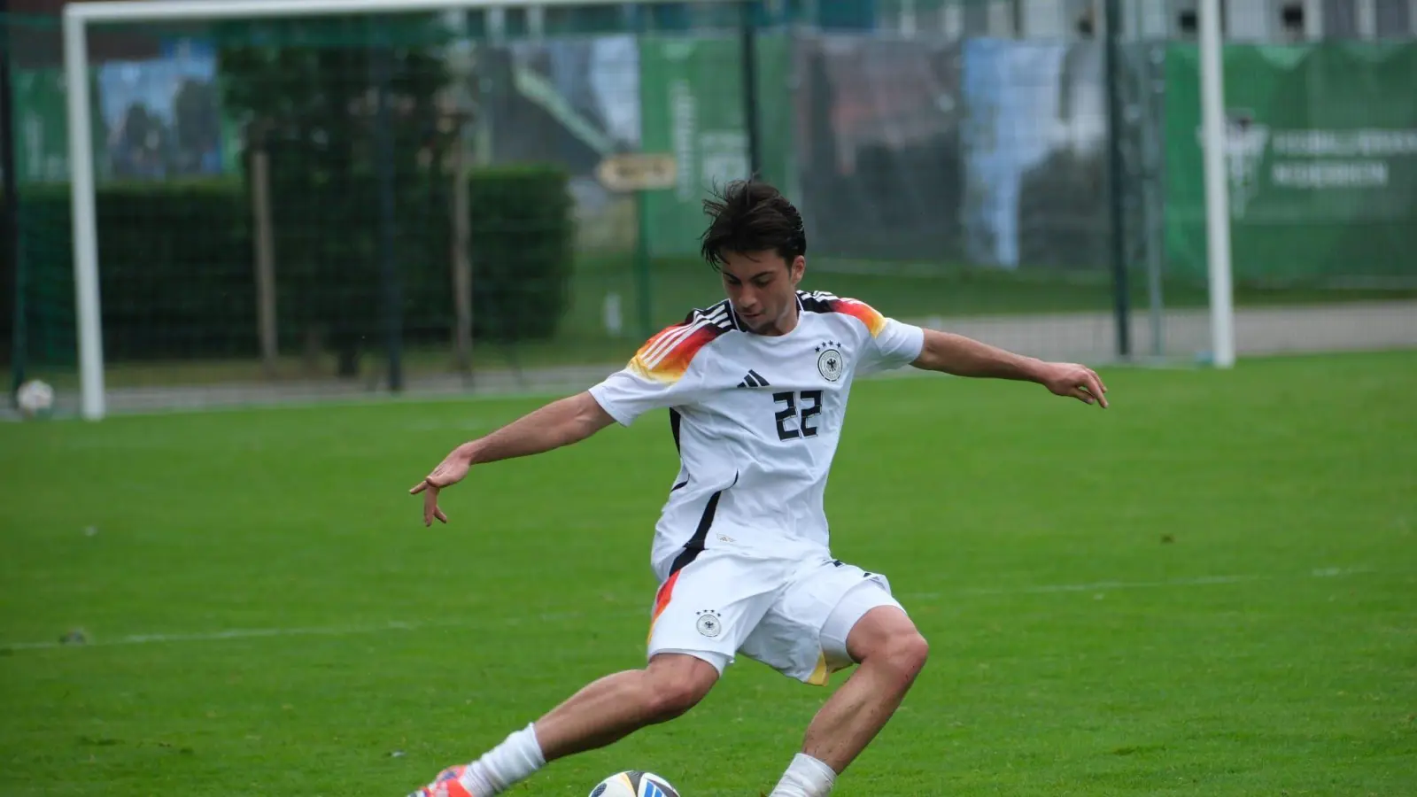 Noah Keller im Nationaltrikot. Jetzt hat der junge Illschwanger seinen Vertrag beim 1. FC Nürnberg langfristig verlängert.  (Bild: Stephan Keller)
