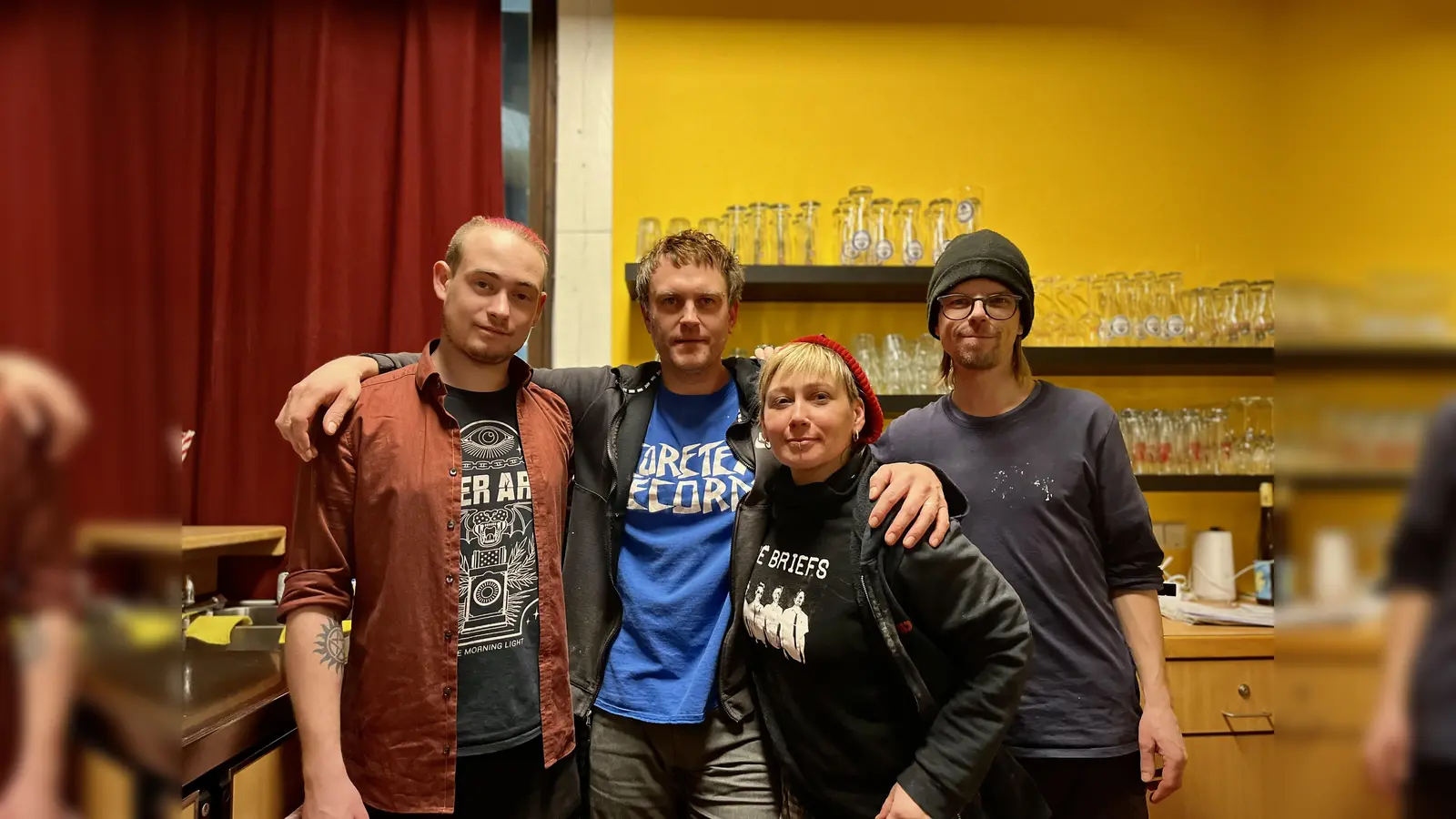 Ein echtes Familienunternehmen: Die ZapZap-Chefs Mario Michel-Albert und Cindy Michel (Zweiter und Dritte von links) mit Cindys Bruder Corey (links) und Mitarbeiter Fafa (rechts). Nicht im Bild: Cindys Mama Christl, die die Tische herrichtet und Josh, der aussieht wie der Mann auf der Pizzaschachtel und der Mann von Cindys Cousine ist. (Bild: knz)