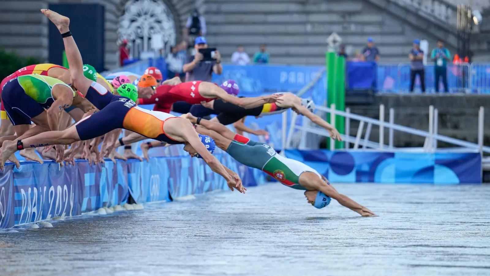 Die deutschen Triathleten gewinnen in der Mixed-Staffel die erhoffte Medaille. (Bild: Vadim Ghirda/AP/dpa)