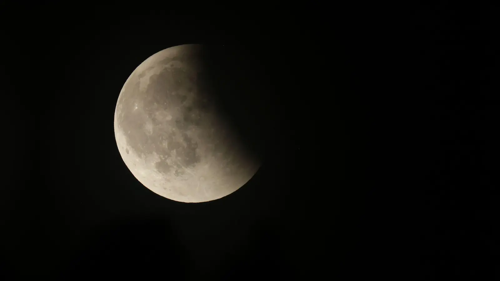 Am Freitag wird der Mond zum Teil vom Erdschatten verdunkelt. (Bild: Thomas Warnack/dpa)