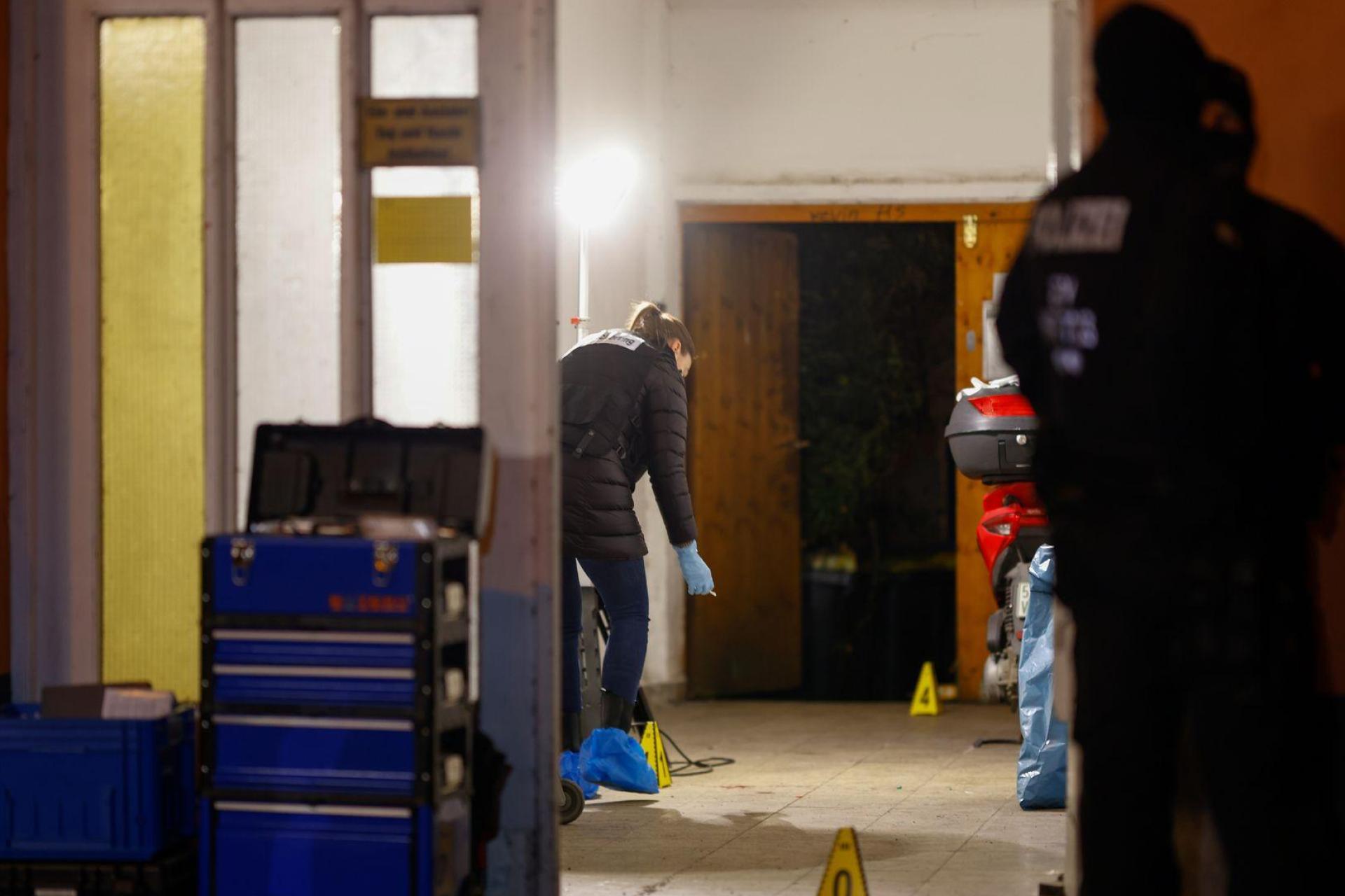 Die Polizei geht derzeit davon aus, dass die beiden Männer sich kannten. (Bild: News5/David Oßwald/NEWS5/dpa)