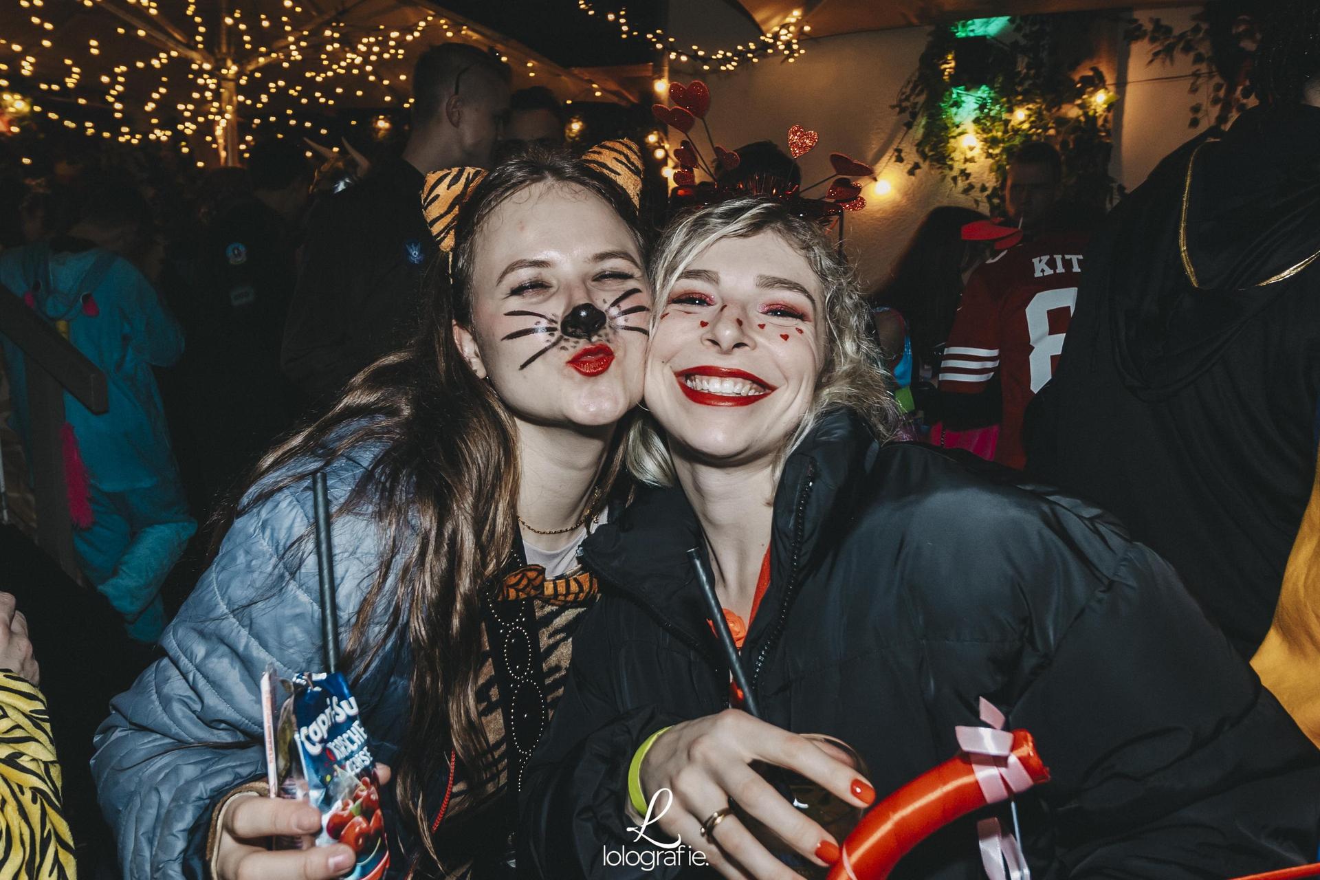 Weiberfasching im UNS, die Fotos.  (Bild: Lolografie)