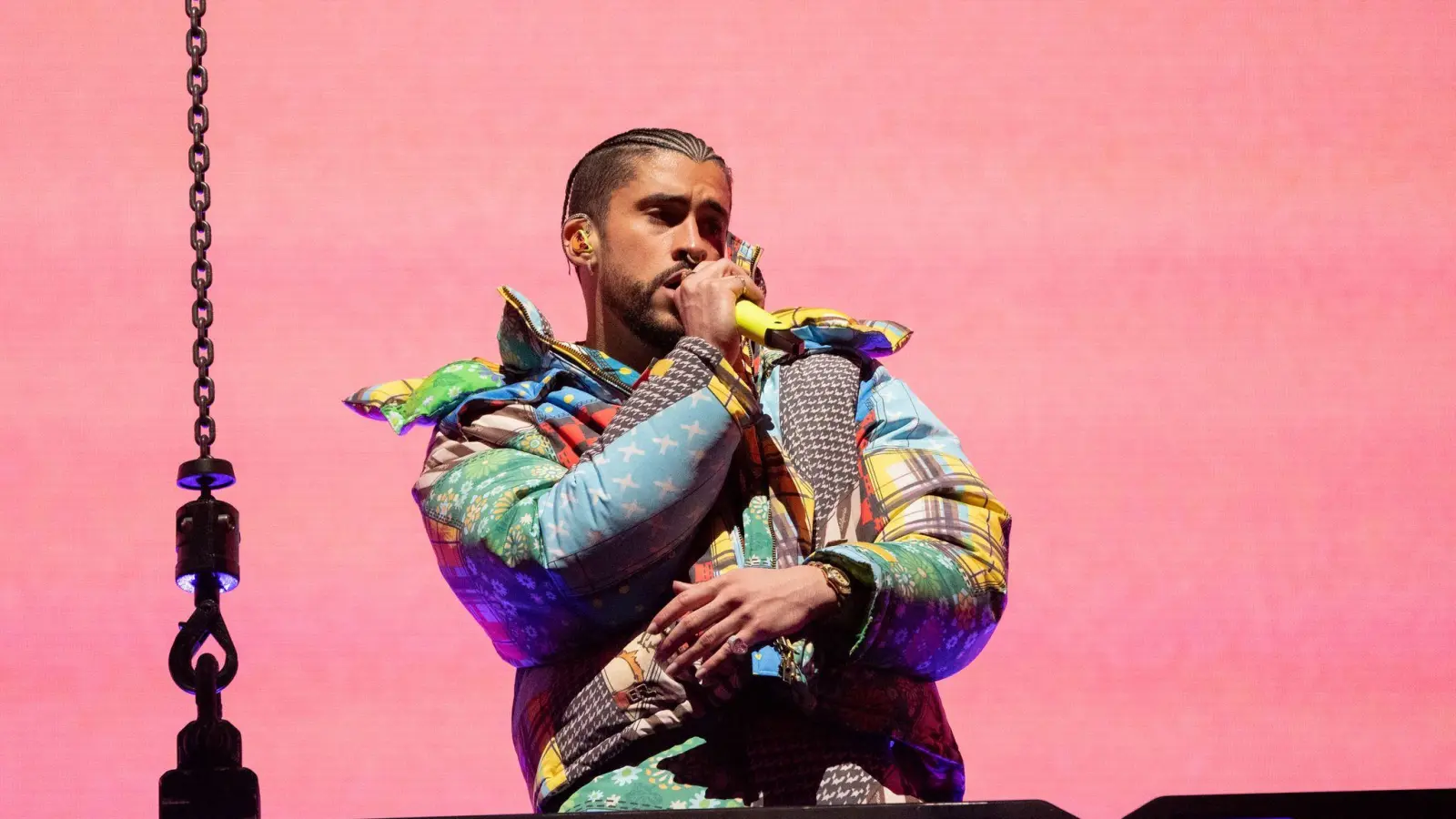 Bad Bunny wird der Star der Halbzeit-Show des Super Bowl am 8. Februar. (Archivbild) (Bild: Amy Harris/Invision/AP/dpa)