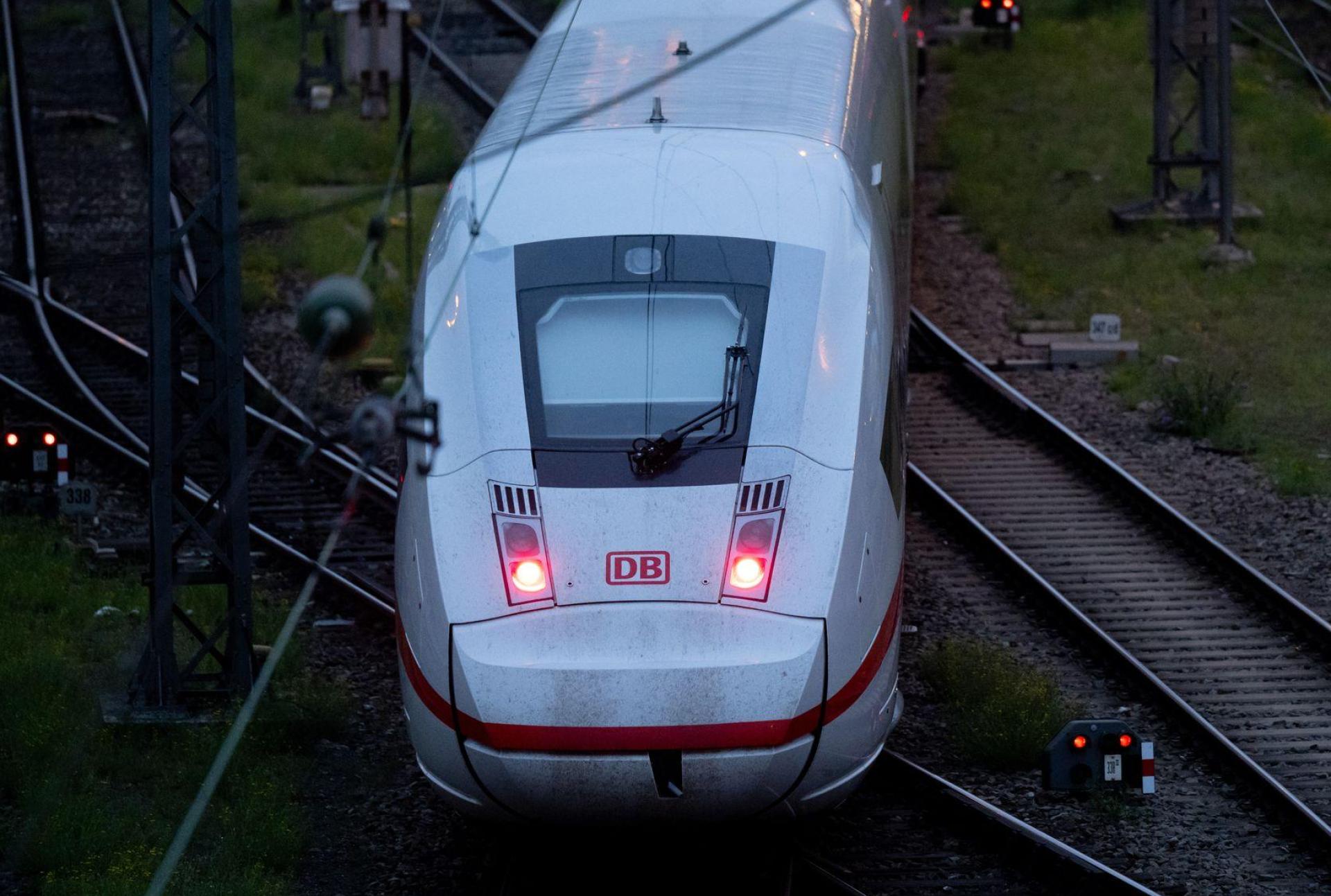 Die Deutsche Bahn stellt ihren Fahrplan um. (Symbolbild) (Bild: Sven Hoppe/dpa)