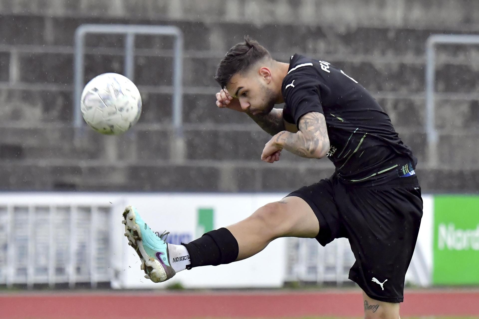 Noel Scheler (links) damals beim FC Amberg sammelte bereits Bezirksliga-Erfahrung.  (Archivbild: Hubert Ziegler)