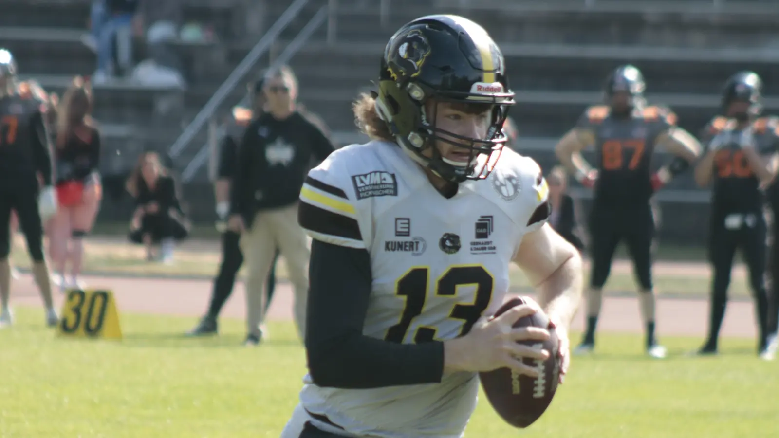Quarterback Matthew O´Meara erläuft in dieser Szene selbst einen Touchdown. Die Amberg Mad Bulldogs gewannen am Sonntag gegen die München Rangers.  (Bild: Michael Sandner)