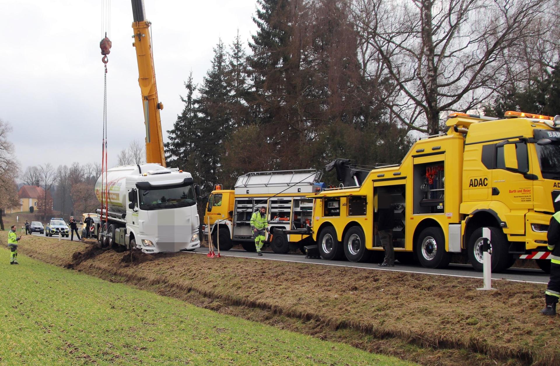 Insgesamt vier Bergefahrzeuge waren an der Unfallstelle. (Bild: jma)