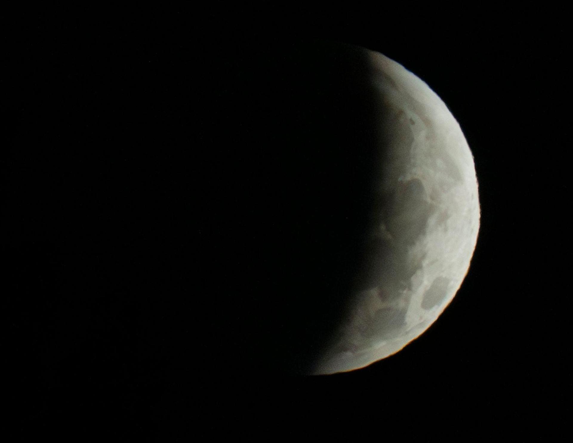 Auch in Bayern war die partielle Mondfinsternis zu sehen.  (Bild: Peter Kneffel/dpa)