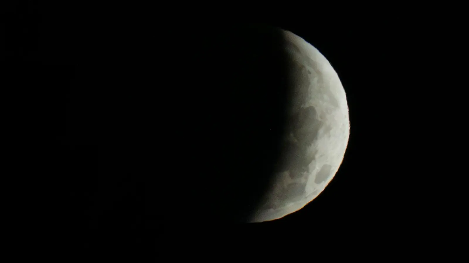 Auch in Bayern war die partielle Mondfinsternis zu sehen.  (Bild: Peter Kneffel/dpa)