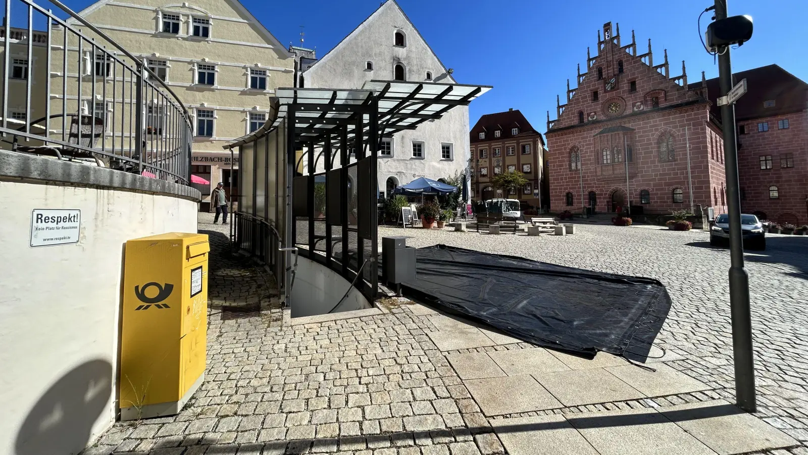 Der Luitpoldplatz in Sulzbach-Rosenberg wird wegen des Tags der offenen Tür im Staatlichen Bauamt Amberg-Sulzbach gesperrt. Die Sperrung betrifft auch mehrere Haltestellen. (Archivbild: Andreas Royer)