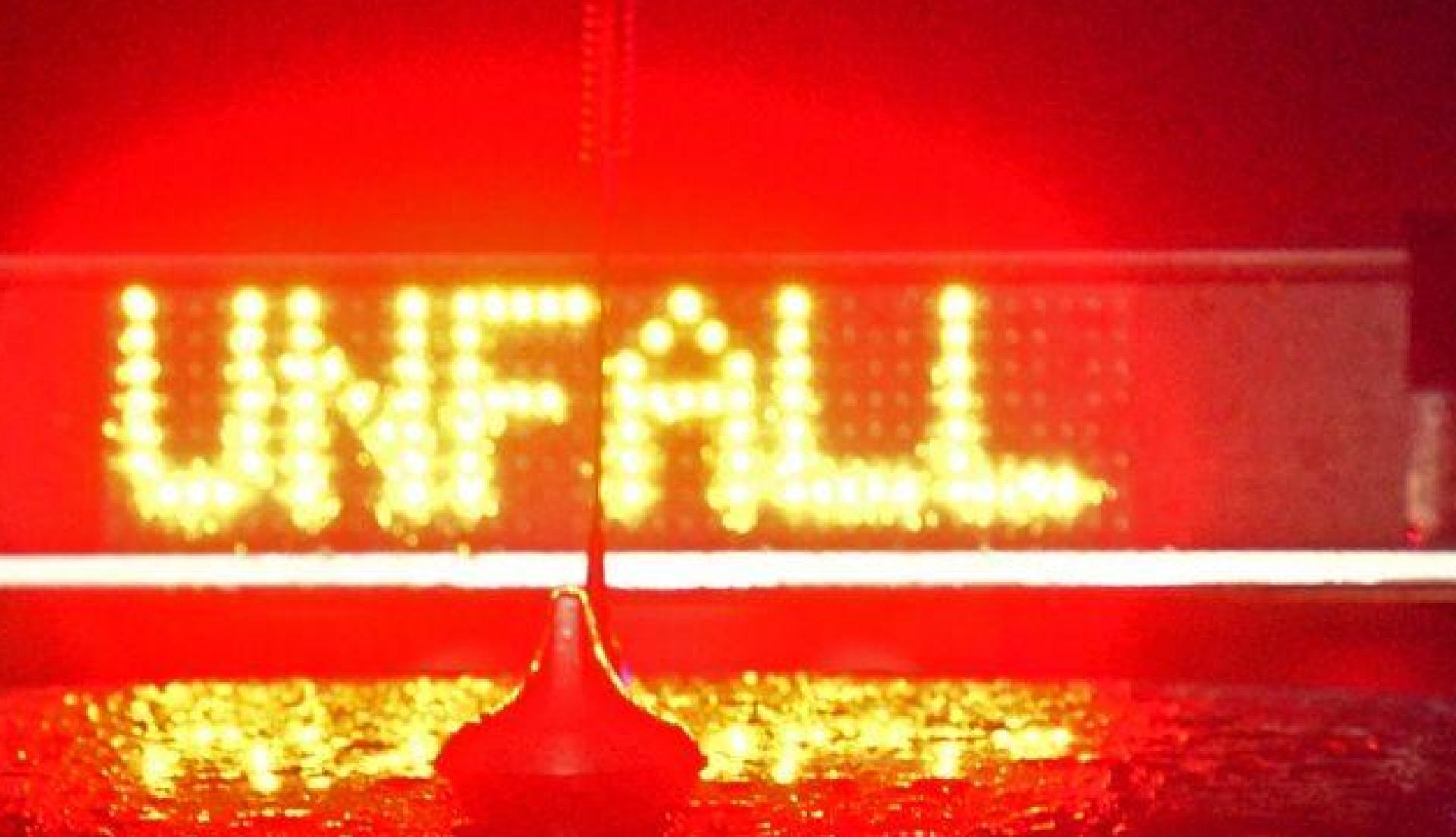 Ein Streifenwagen der Polizei steht an einer Unfallstelle. (Bild: Stefan Puchner/dpa/Symbolbild)