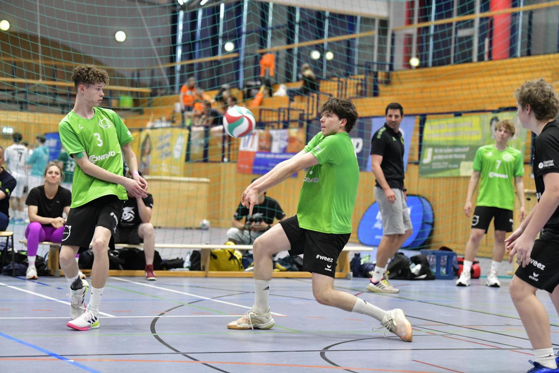 Sichere Ballannahme von Sebastian Helm (Mitte) vom VC Amberg, beobachtet von Quirin Möller (links).  (Bild: Hubert Ziegler)