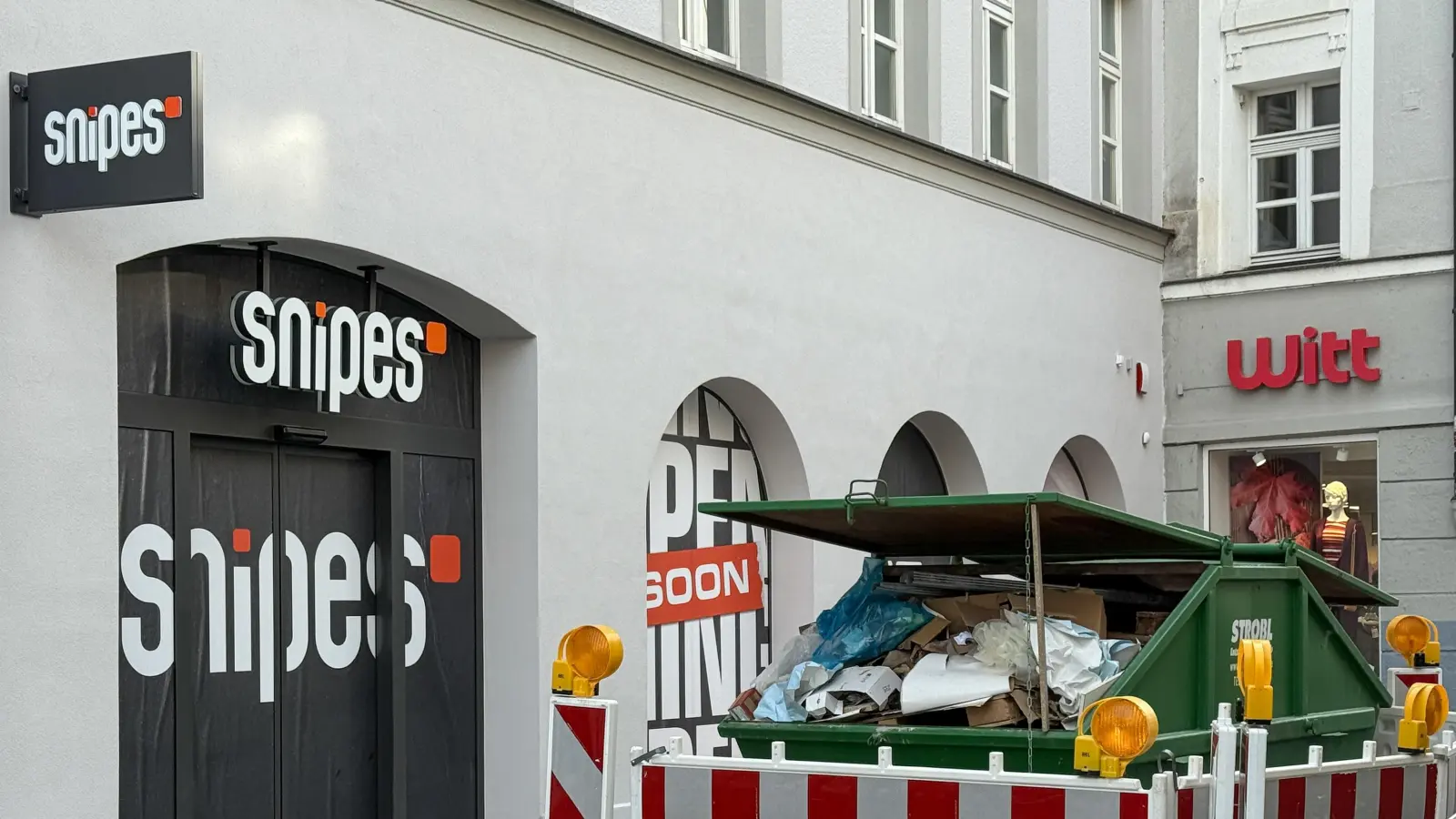 Die letzten Vorbereitungen werden noch getroffen. Am 21. November eröffnet in Amberg ein Snipes. Das Bild entstand vergangene Woche, als noch fleißig an der Inneneinrichtung gearbeitet wurde. (Bild: Petra Hartl)