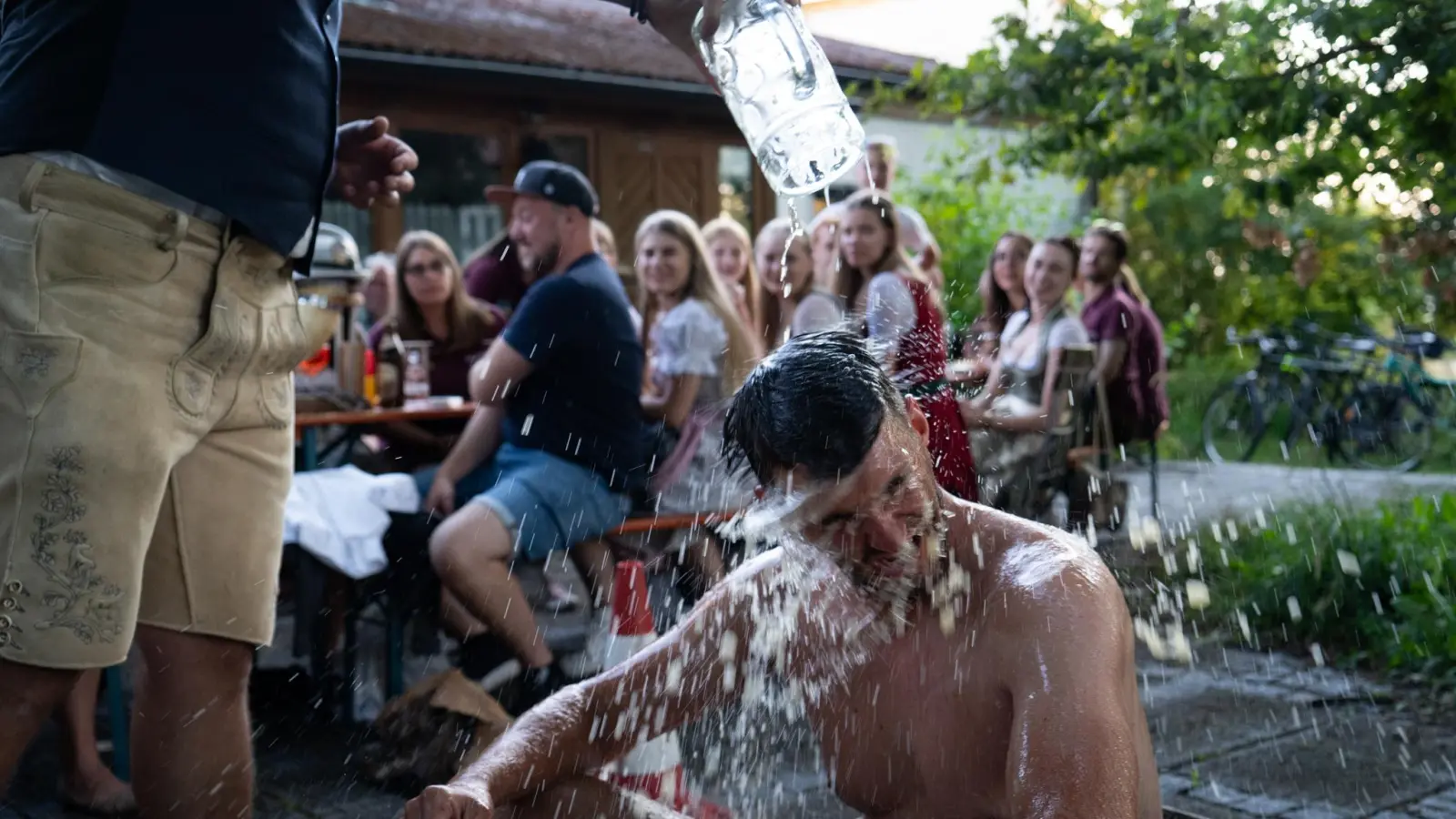 Bierdusche am Kirwamontag: In Pirk wird der neue Oberkirwabursch getauft. (Bild: knz)