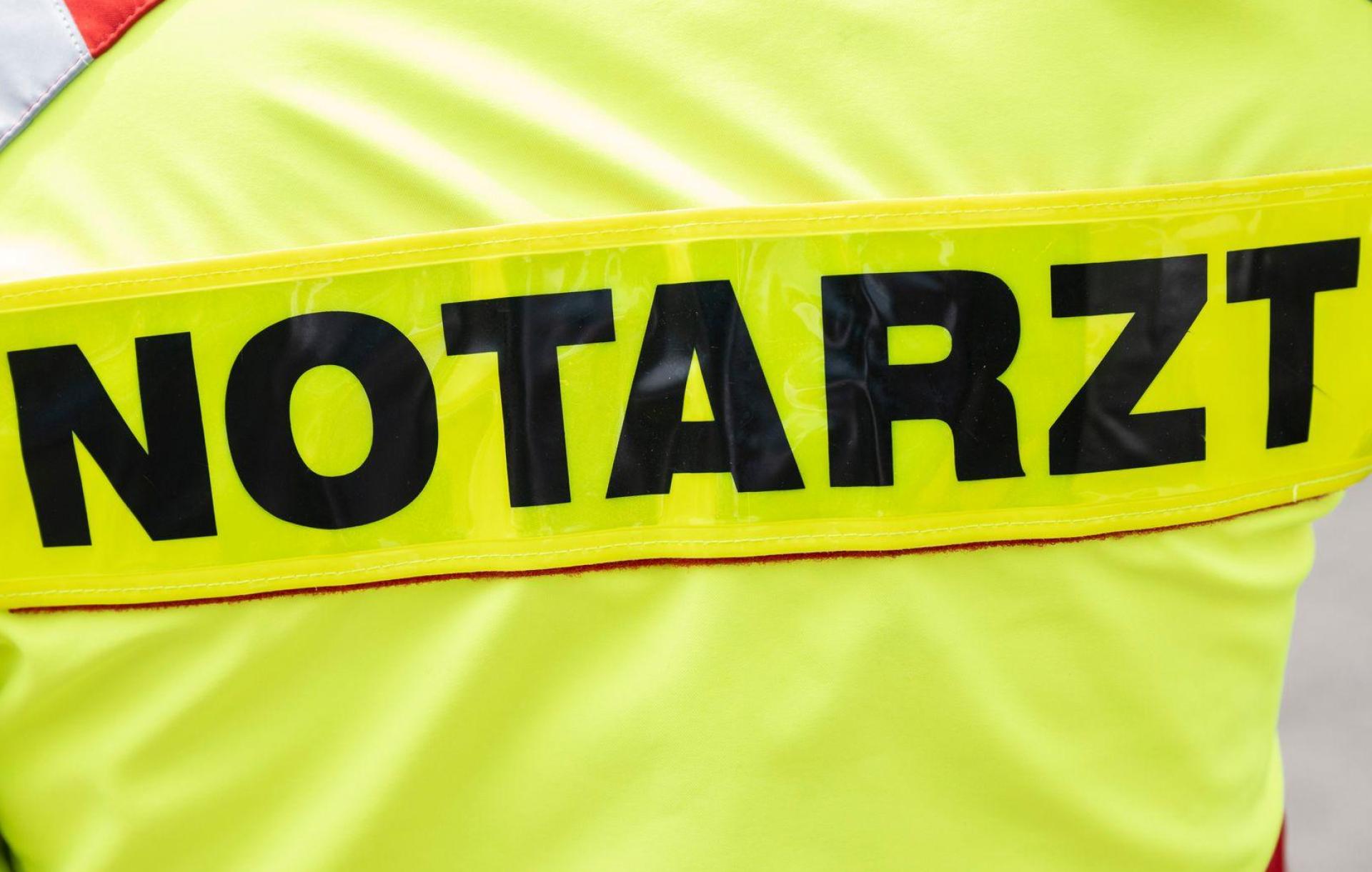 Bei einem Ausflug mit einem Traktor-Gespann zu einer Kirwa im Nachbarort wurden 15 junge Leute verletzt, drei davon schwer. (Symbolbild: Boris Roessler/dpa)