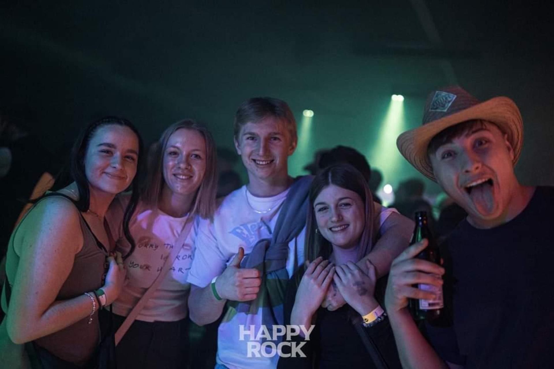 Kinkerlitzchen im Happy Rock. Feiern ab 16 bis die Wolken wieder lila sind dank Muttizettel! (Bild: Martin Sponsel)