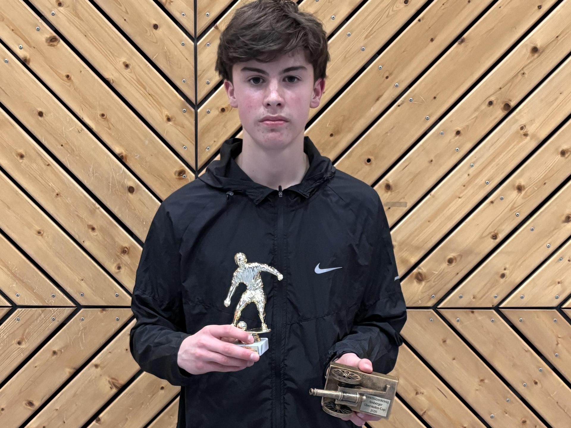 Elia Keller von der Q12 des HCA wurde bester Spieler und bester Torschütze des Turniers.  (Bild: Lukas Büchold)