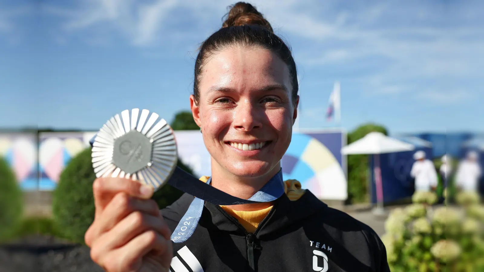 Präsentiert stolz ihre Silbermedaille: Golferin Esther Henseleit. (Bild: Jan Woitas/dpa)