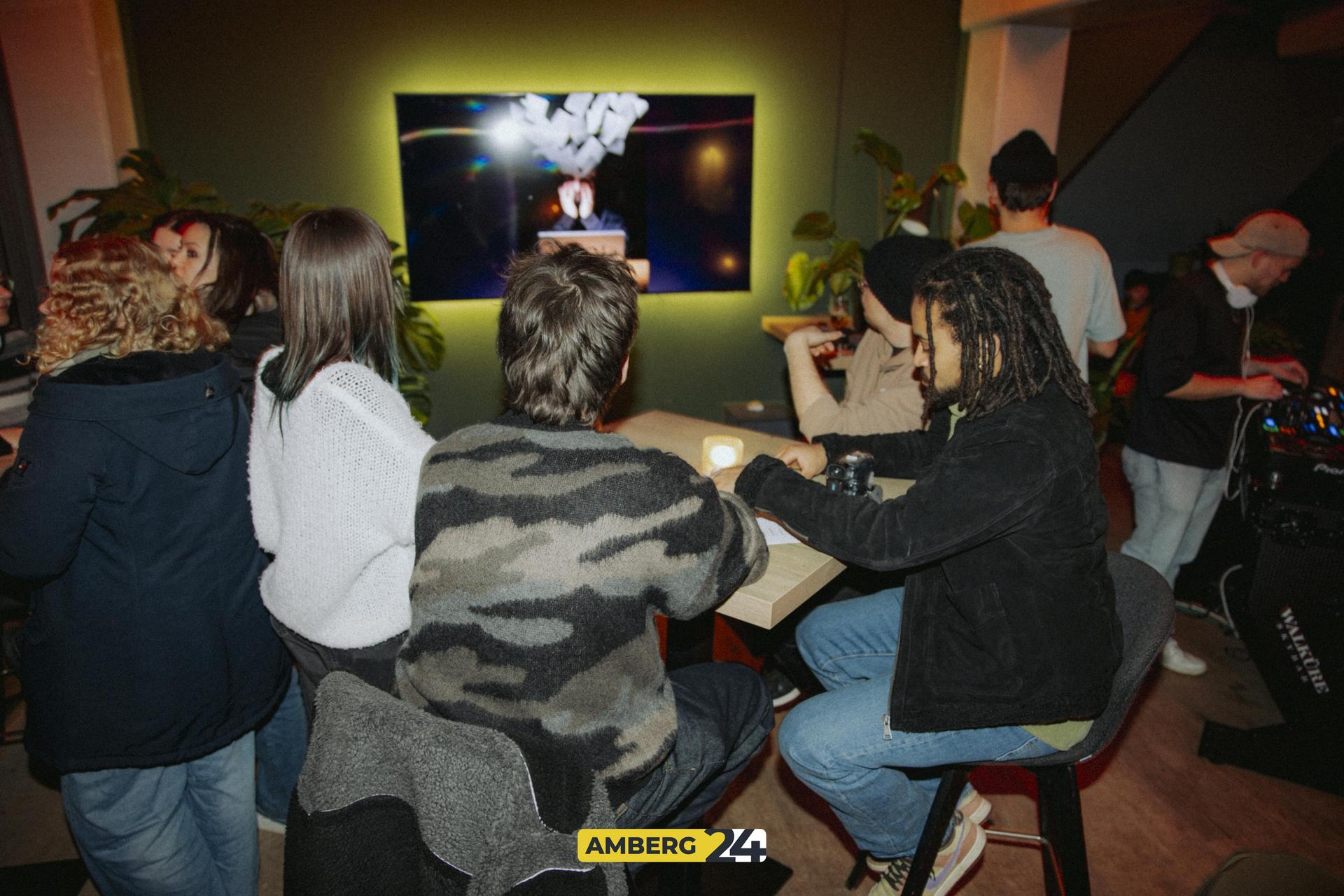 Die Fotoausstellung in der Skybar am Samstag. (Bild: Lolografie)