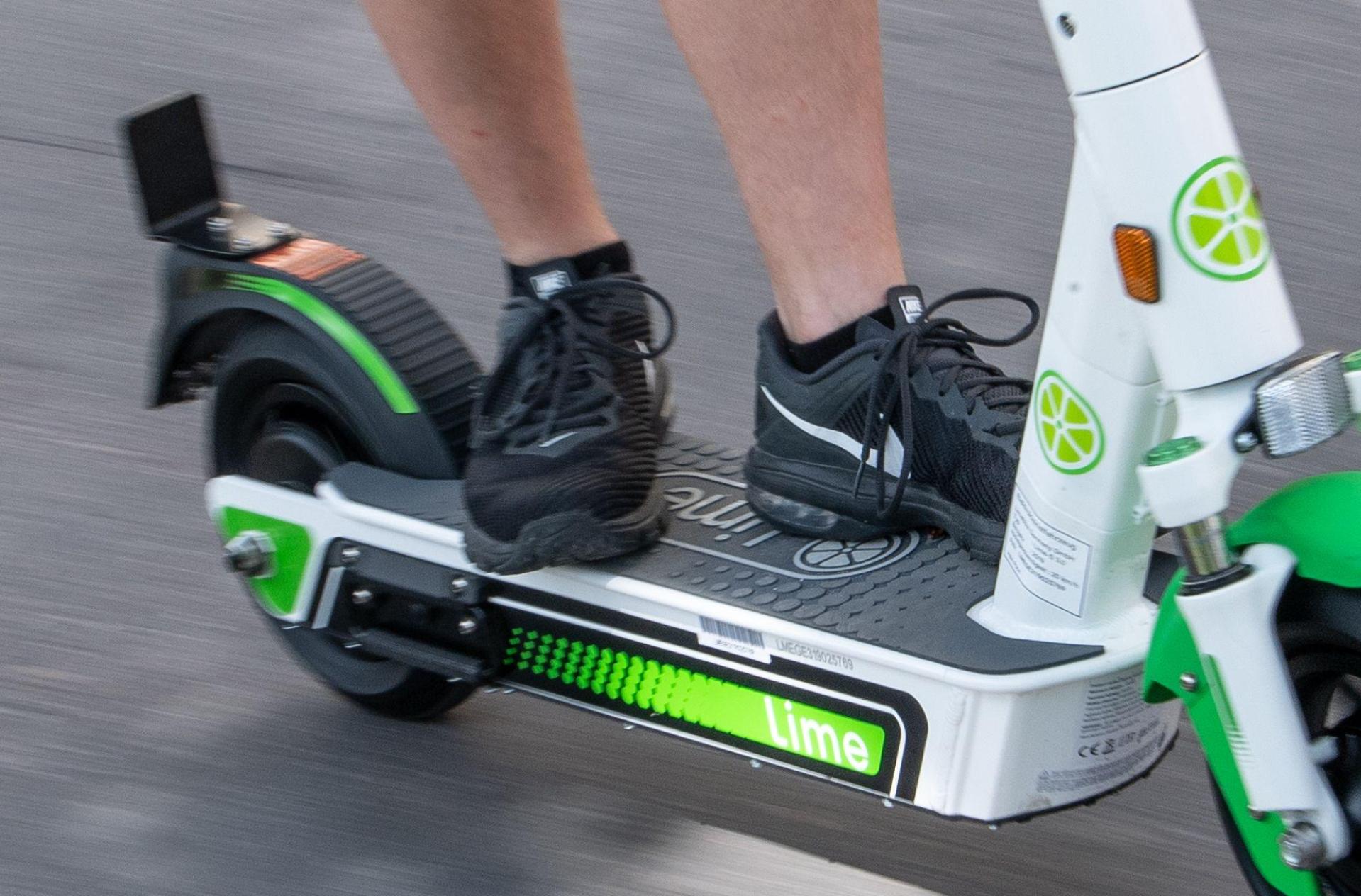 Eine 13-Jährige ist mit einem Elektroroller im Bereich Weigendorf gestürzt. (Symbolbild: Fabian Sommer/dpa)