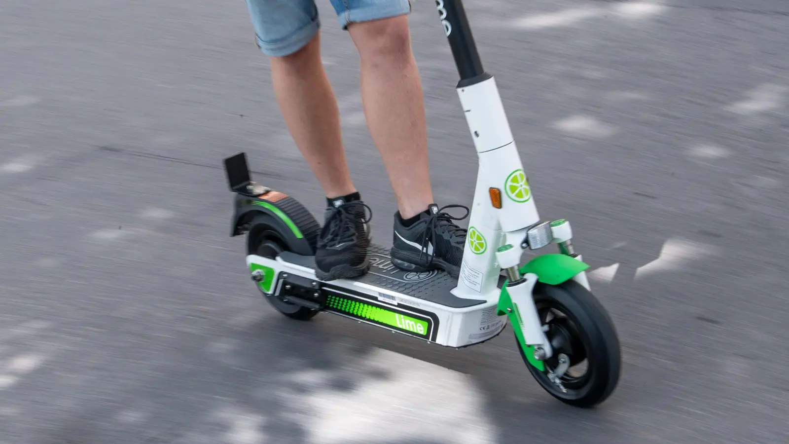 Ein Unbekannter klaute am Amberger Bahnhof einen E-Scooter. (Symbolbild: Fabian Sommer/dpa)