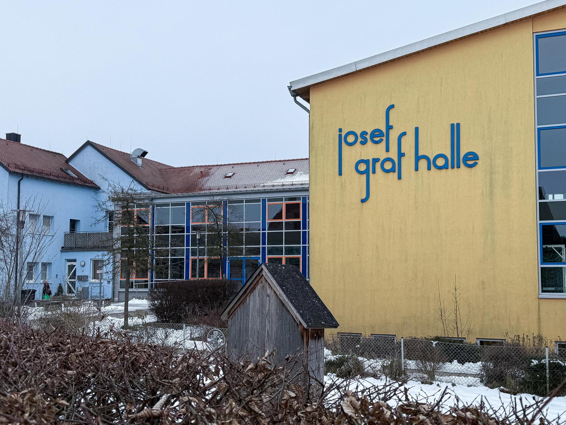 Die Max Prechtl Grund- und Mittelschule in Hahnbach, Landkreis Amberg-Sulzbach. (Bild: Stephan Huber)