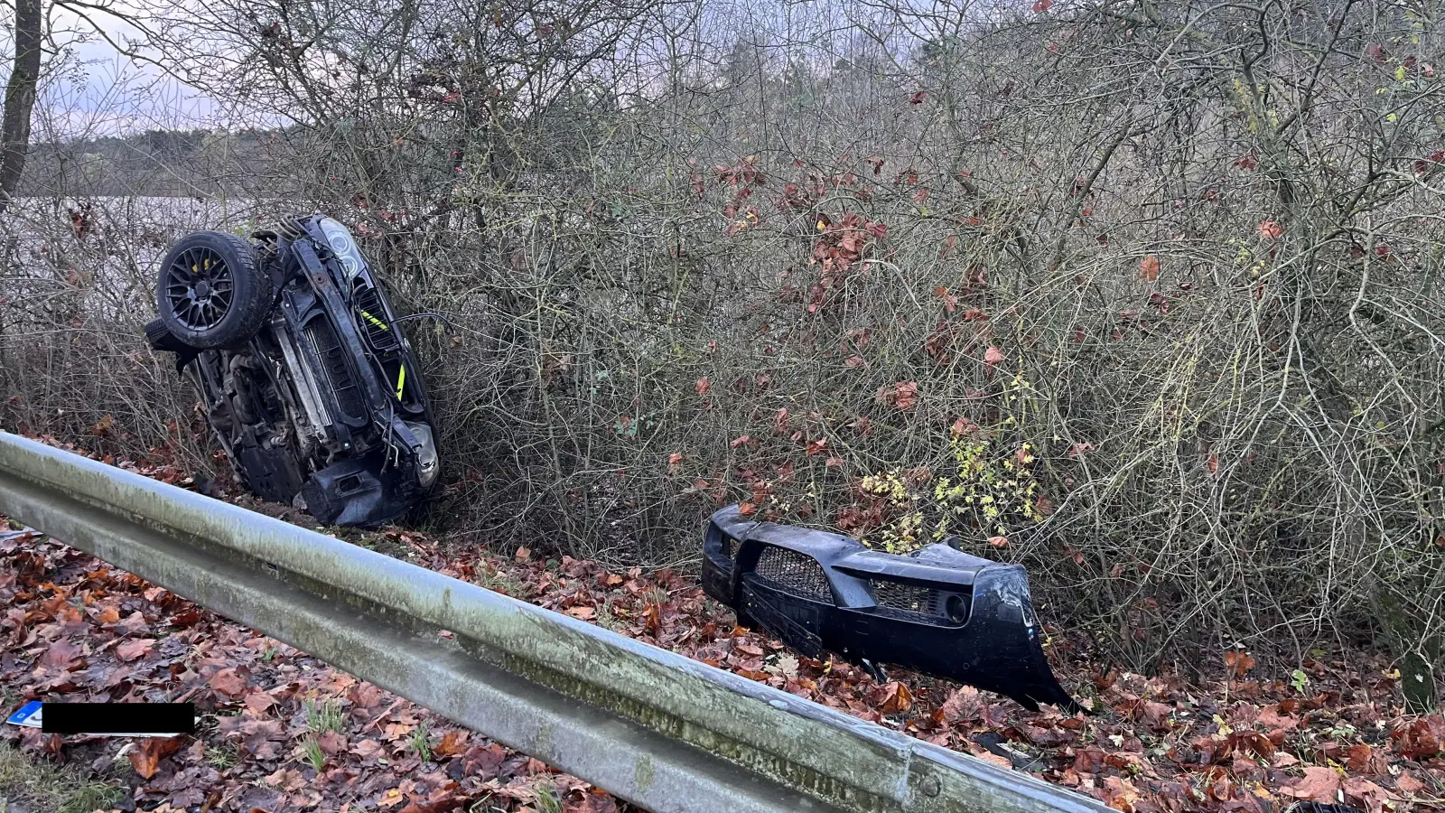 Auf der Kreisstraße 18 auf Höhe des Haidweihers kam ein Mann aus dem Landkreis von der Fahrbahn ab und landete im Graben. Er konnte sich selbst aus dem Wagen befreien. (Bild: Feuerwehr Kümmersbruck)