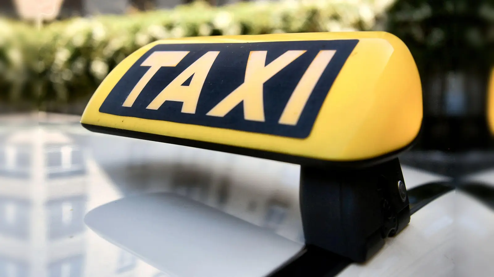 Ein geistesgegenwärtiger Nürnberger Taxifahrer rettet das Barvermögen einer alten Dame. (Symbolbild) (Bild: Paul Zinken/dpa)